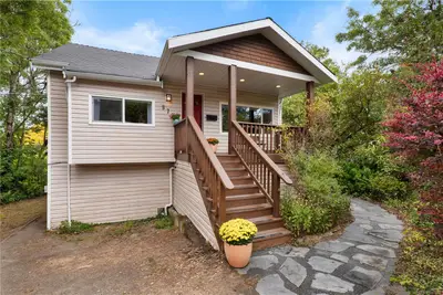 870 Brett Ave, Saanich BC V8X 2Z6