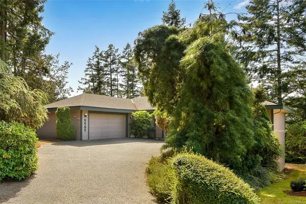 4404 Meadowood Pl, Saanich BC V8X 4V7 - 3 bed, 2.0 bath in Saanich