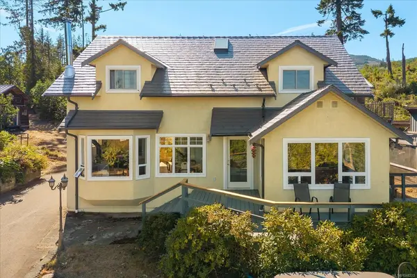 1040 Koen Rd, Qualicum Beach BC V9K 1V4 - 5 bed, 3.0 bath in Qualicum Beach