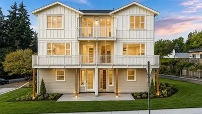 768 Lindsay St #1, Saanich BC V8Z 3E1