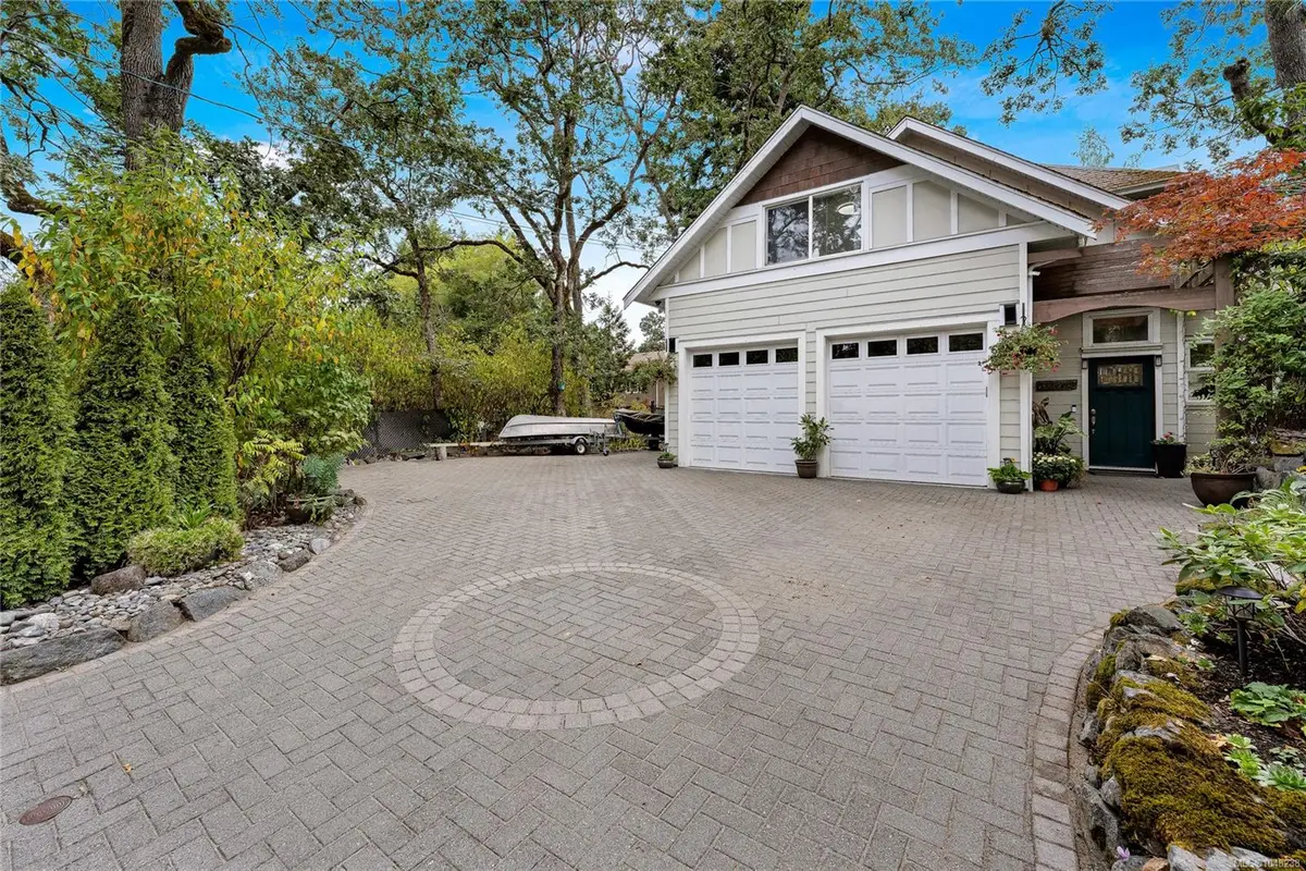 4151 Quadra St, Saanich BC V8X 1L1