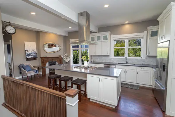 875 Richmond Ave, Victoria BC V8S 3Z2 - 5 bed, 4.0 bath in Victoria
