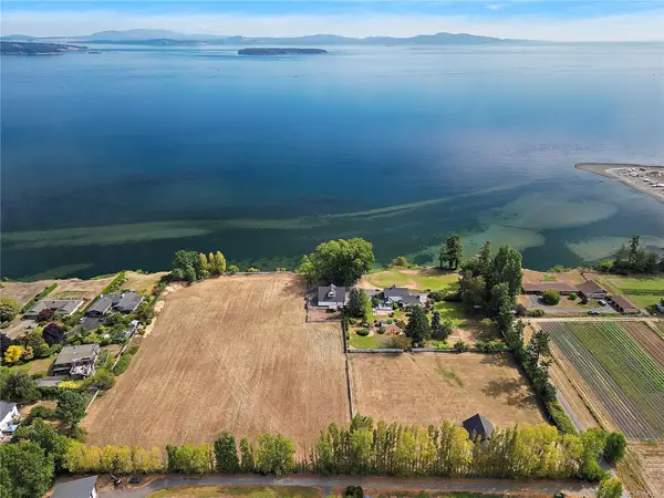 3190 Martindale Rd, Central Saanich BC V8M 1W6 - 4 bed, 4.0 bath in Central Saanich