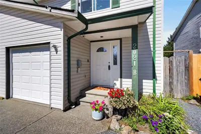 2021 13th St #B, Courtenay BC V9N 8Y6