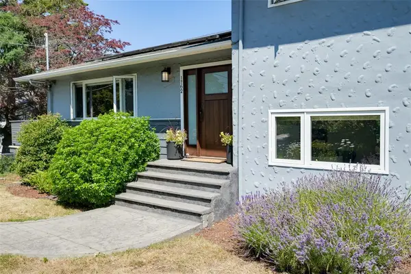 1762 Midgard Ave, Saanich BC V8P 2Y7 - 5 bed, 4.0 bath in Saanich