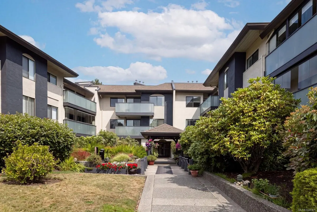 3900 Shelbourne St #304, Saanich BC V8P 4H8