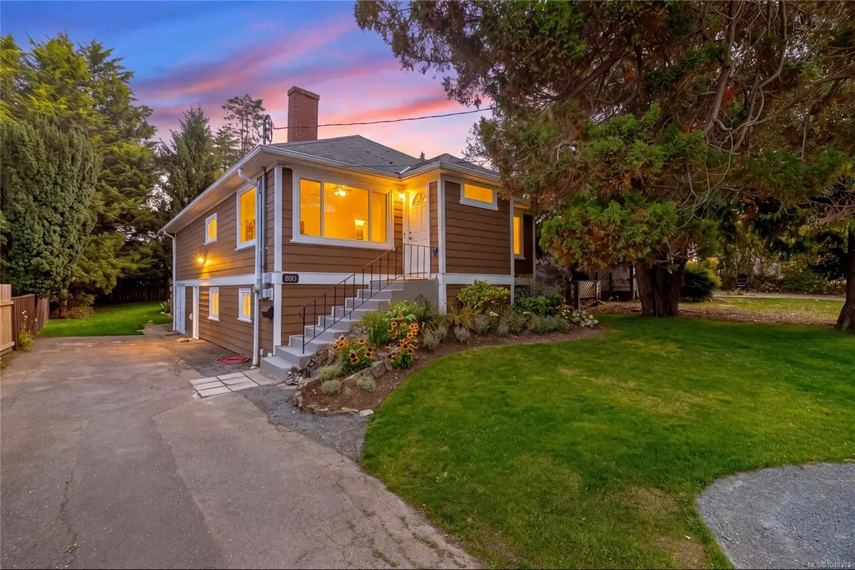 890 Darwin Ave, Saanich BC V8X 2X6