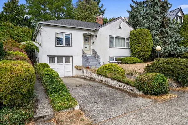 1258 Rockland Ave, Victoria BC V8V 3J2 - 4 bed, 2 bath property for sale in Victoria
