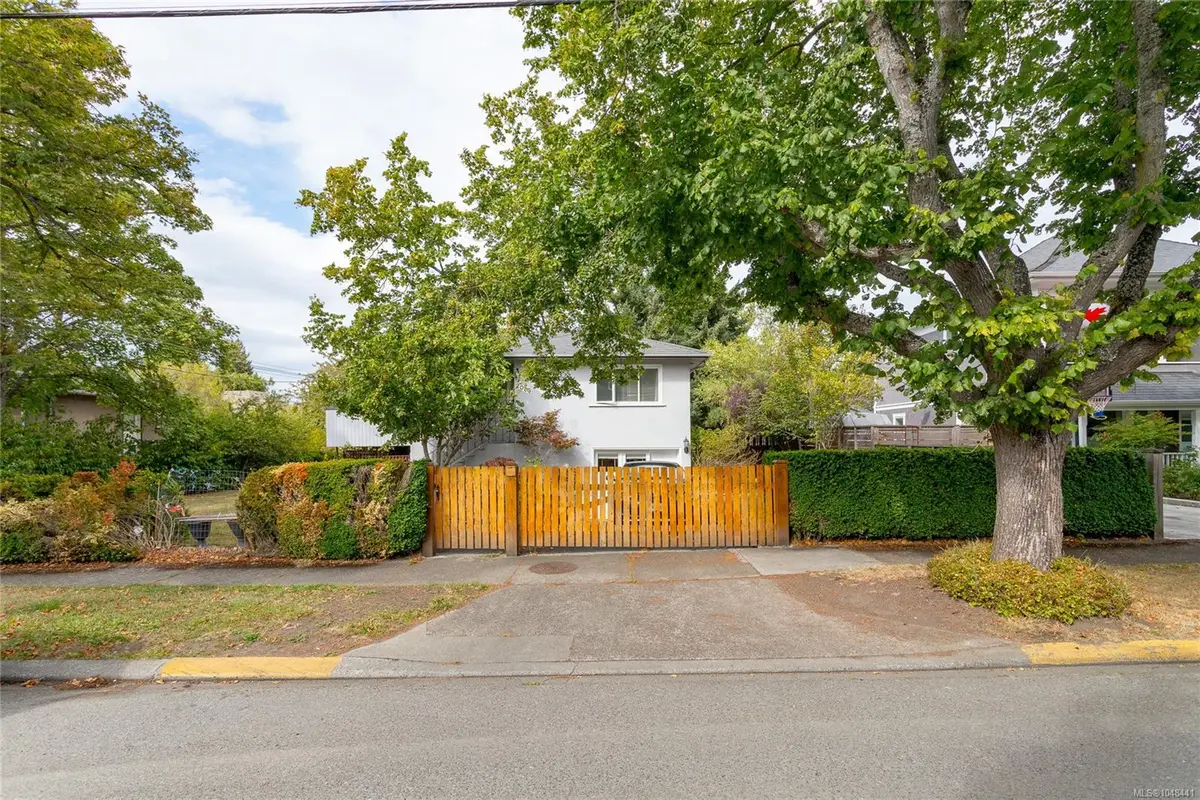 2068 Milton St, Oak Bay BC V8R 5A4