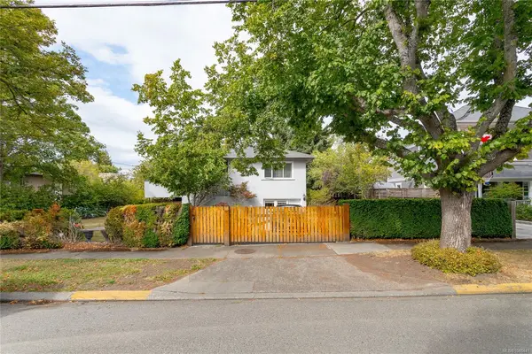 2068 Milton St, Oak Bay BC V8R 5A4 - 5 bed, 2.0 bath in Oak Bay