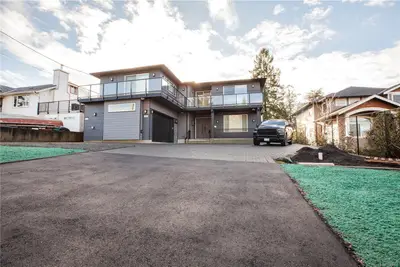 741 Snowdrop Ave, Saanich BC V8Z 2N3