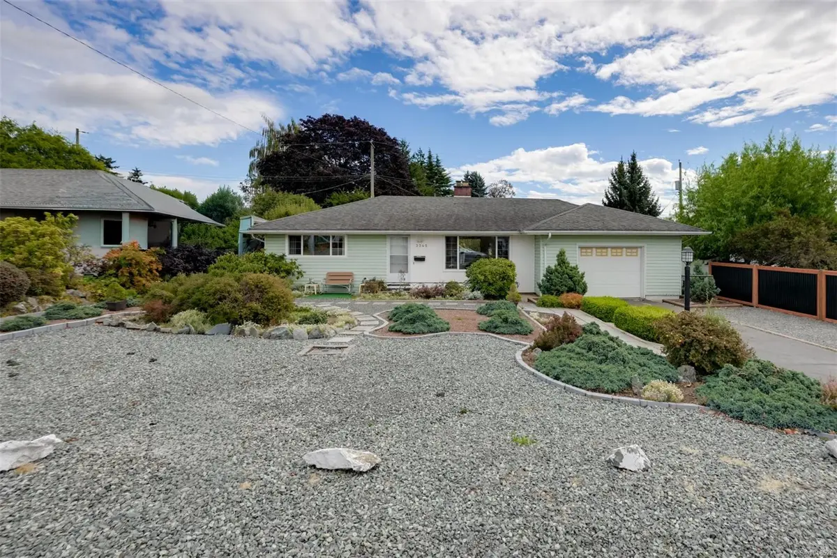 3345 Biscoe Dr, Saanich BC V8Z 4P7