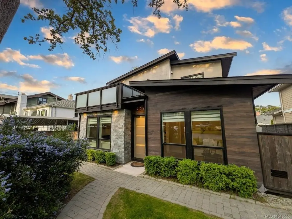 909 Bank St, Victoria BC V8S 4B1