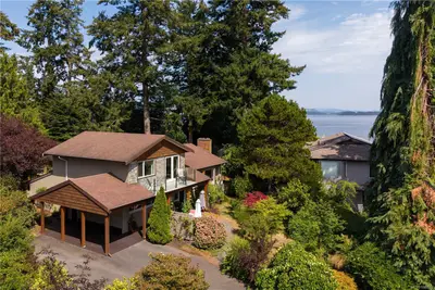 10496 Jocelyn Pl, Sidney BC V8L 2P5