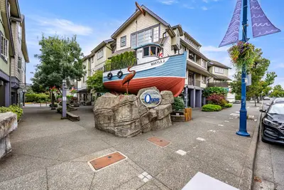 1705 Comox Ave #204, Comox BC V9M 3M1