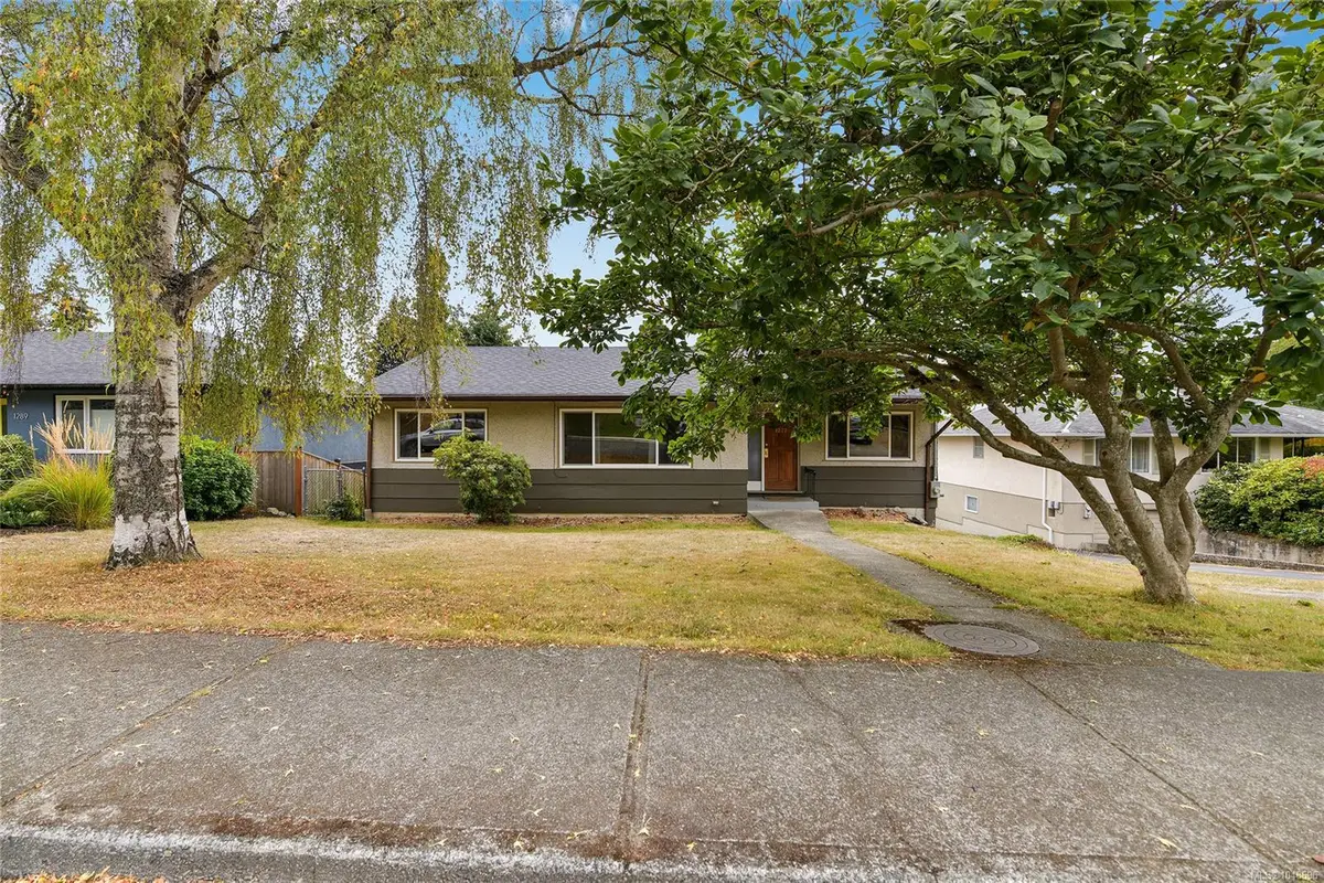 1277 Revercomb Pl, Victoria BC V8V 3G5