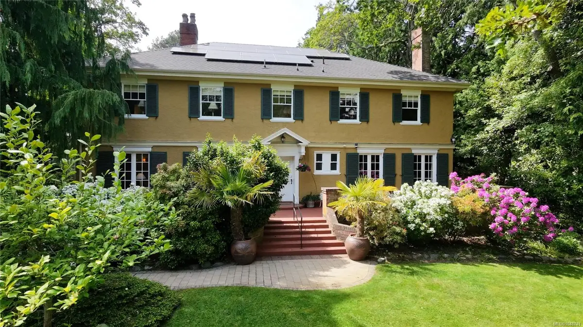 990 Terrace Ave, Victoria BC V8S 3V3