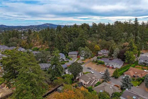 3847 Cardie Crt, Saanich BC V8Z 7G8 - 4 bed, 3.0 bath in Saanich
