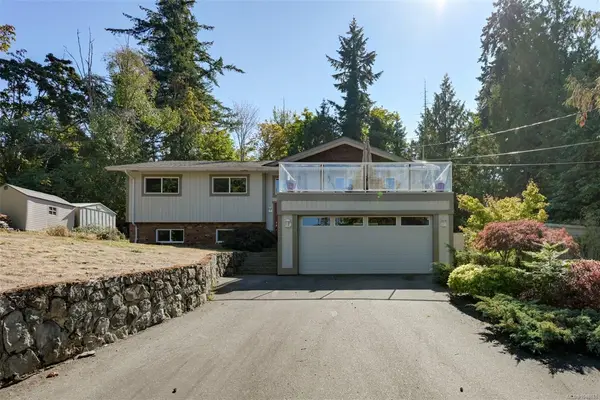 1215 Cloake Hill Rd, North Saanich BC V8L 5K3 - 5 bed, 3 bath property for sale in North Saanich