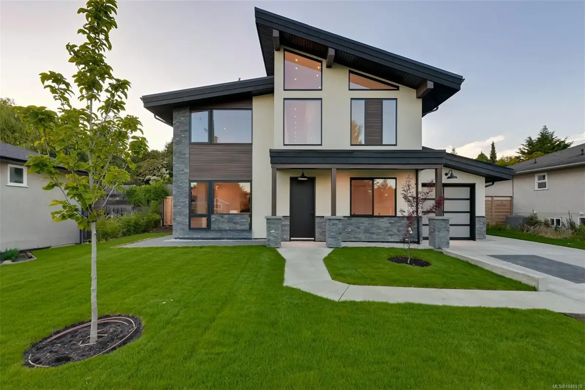 1624 Warren Gdns, Victoria BC V8S 1T1