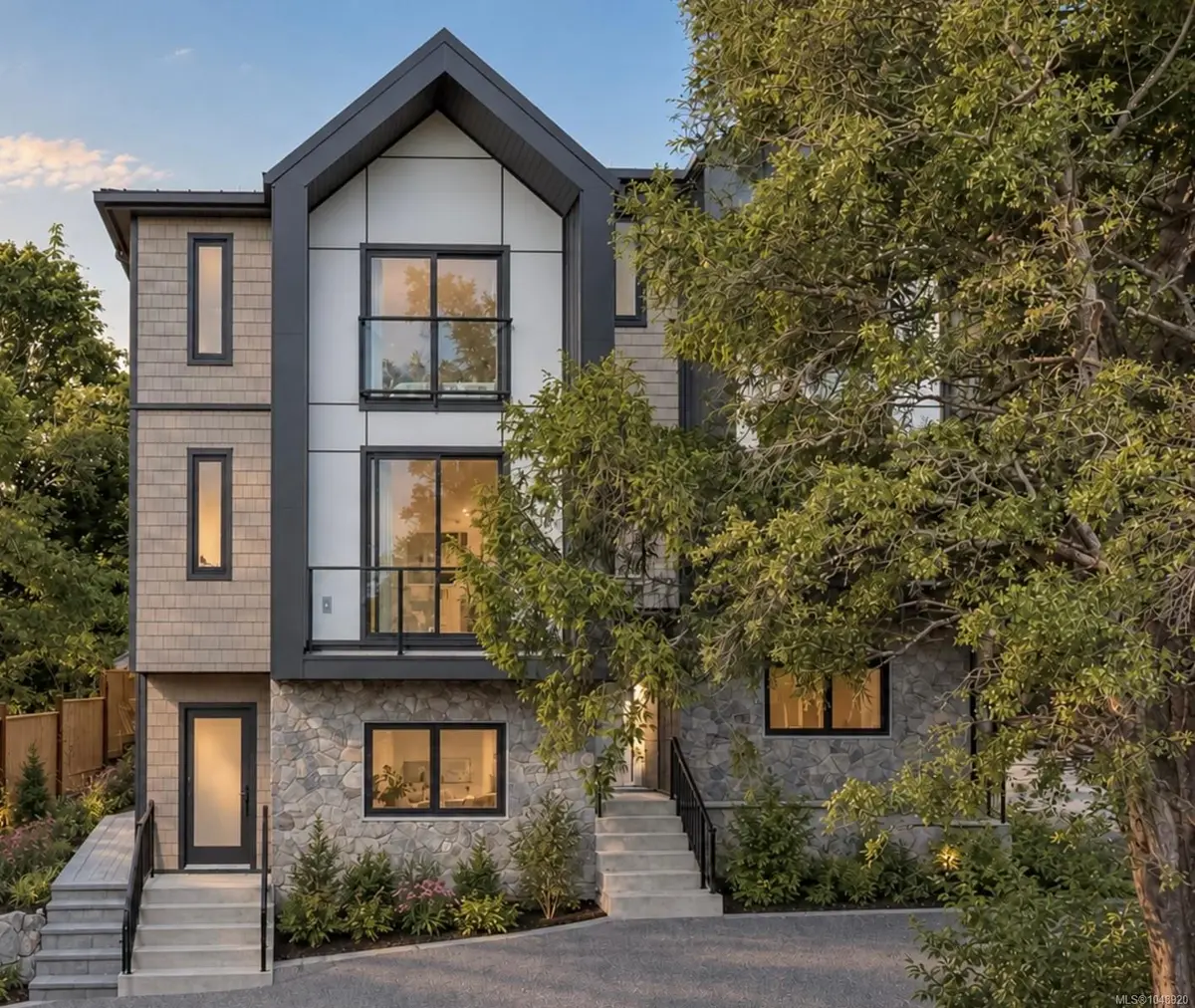 #3 - 521 Foul Bay Rd #3, Victoria BC V8S 4G9