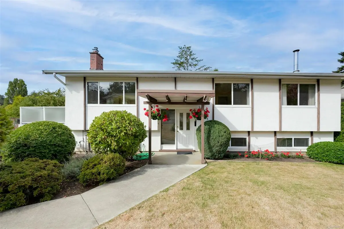 4218 Thornhill Cres, Saanich BC V8N 3G5