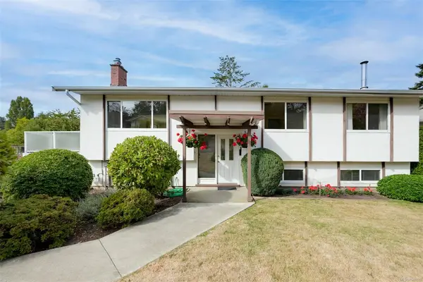 4218 Thornhill Cres, Saanich BC V8N 3G5 - 5 bed, 2 bath in Saanich