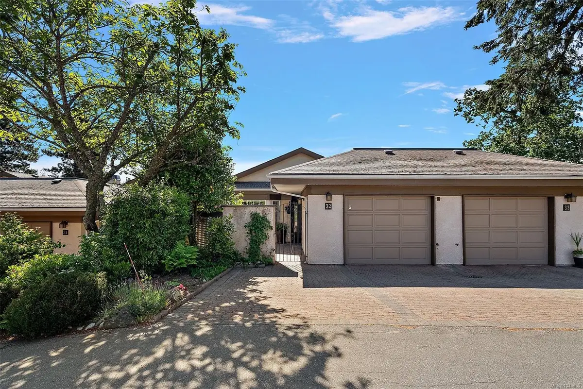 901 Kentwood Lane #32, Saanich BC V8Y 2Y7