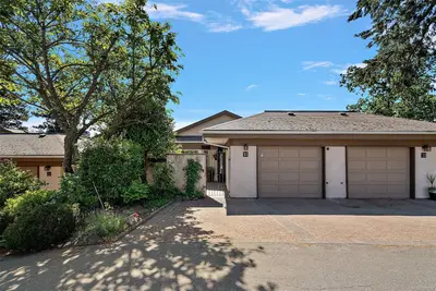 901 Kentwood Lane #32, Saanich BC V8Y 2Y7
