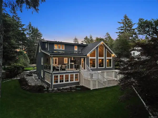 2535 Queenswood Dr, Saanich BC V8N 1X4 - 6 bed, 6 bath property for sale in Saanich