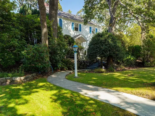 1310 Rockland Ave, Victoria BC V8S 1V5 - 4 bed, 3 bath property for sale in Victoria
