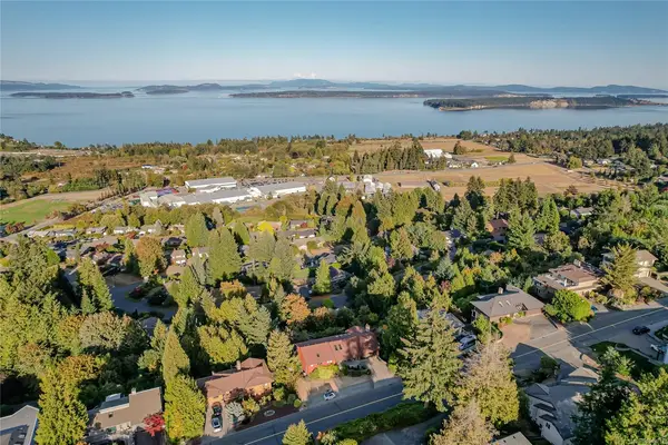 8839 Forest Park Dr, North Saanich BC V8L 4E8 - 3 bed, 3 bath property for sale in North Saanich