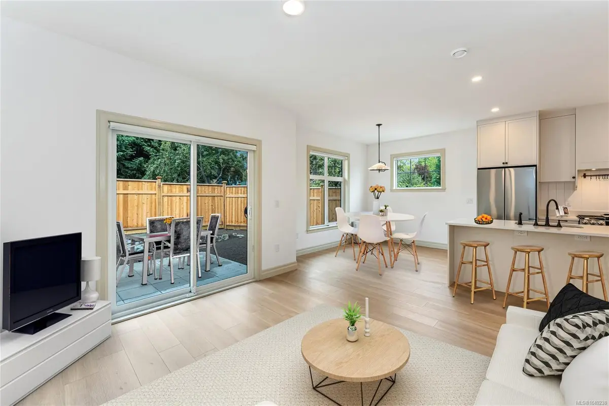 #3 - 3098 Washington Ave #3, Victoria BC V9A 0J5