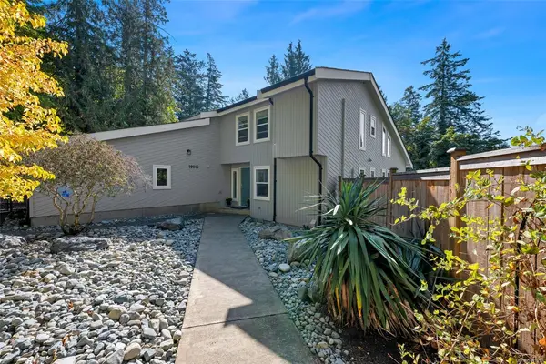 10915 Cedar Lane, North Saanich BC V8L 5R1 - 4 bed, 5 bath property for sale in North Saanich