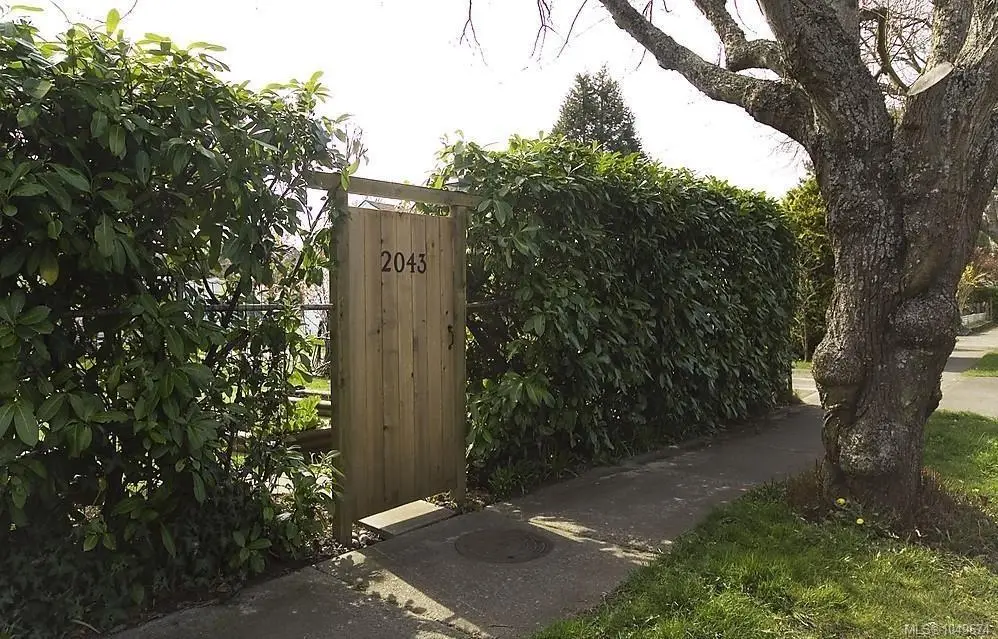 2043 Milton St, Oak Bay BC V8R 1N7