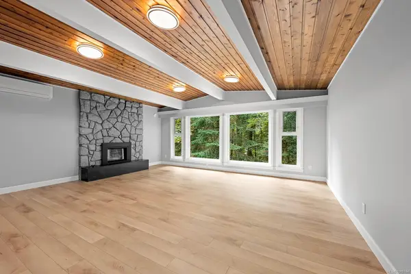 245 Glacier View Dr, Comox BC V9M 1G6 - 5 bed, 2.0 bath in Comox