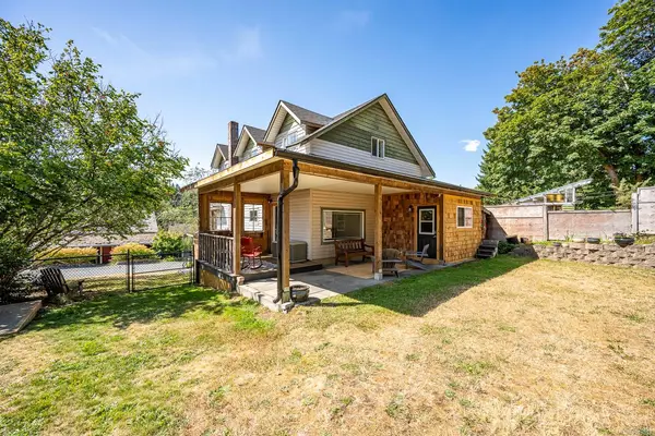 2612 Dunsmuir Ave, Cumberland BC V0R 1S0 - 4 bed, 2 bath property for sale in Cumberland