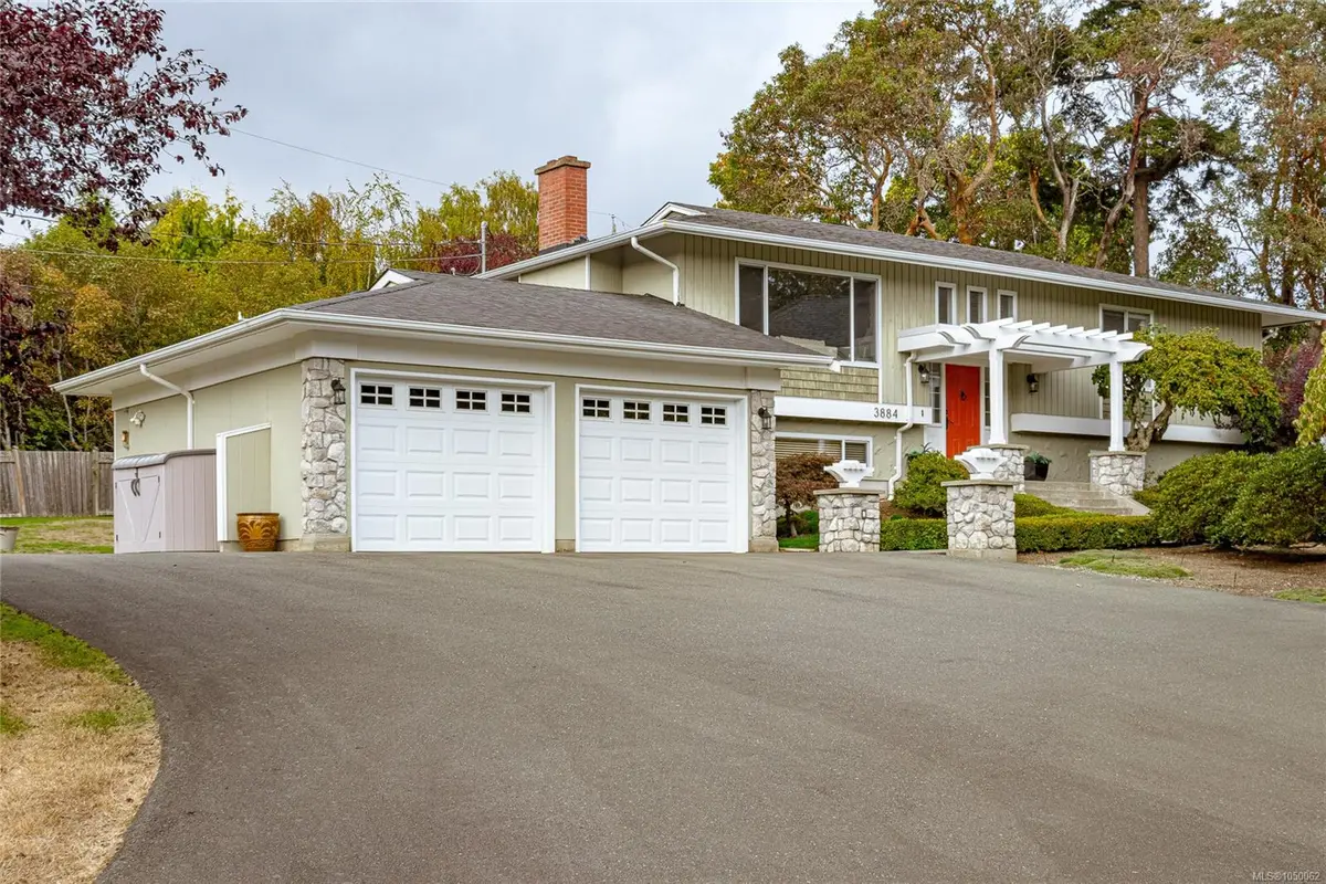 3884 Finnerty Rd, Saanich BC V8N 4A2