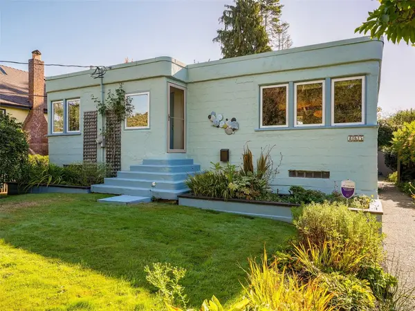 865 Bank St, Victoria BC V8S 4A8 - 2 bed, 2 bath property for sale in Victoria