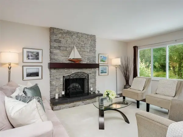 4290 Eastridge Cres, Saanich BC V8Z 6B6 - 4 bed, 3 bath property for sale in Saanich