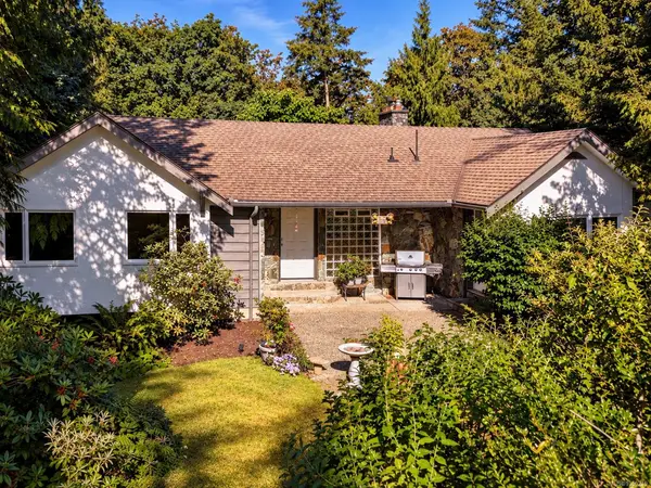 6232 Rodolph Rd, Central Saanich BC V8Z 5V8 - 5 bed, 3 bath property for sale in Central Saanich