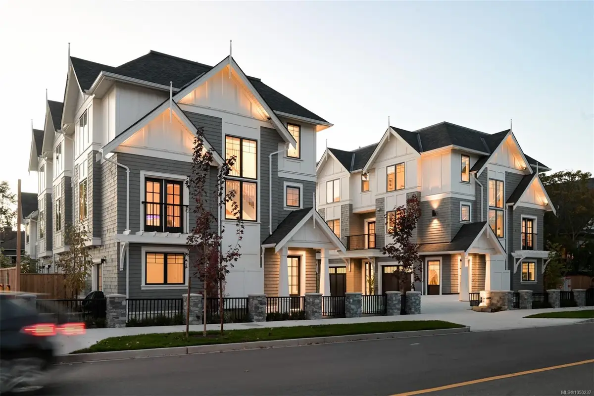 #2 - 1514 Foul Bay Rd #2, Victoria BC V8R 4Z9