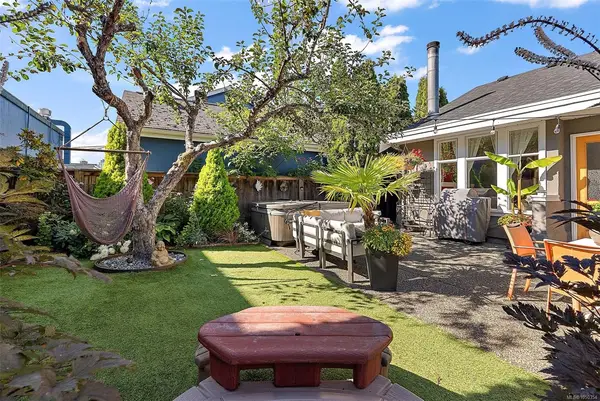 1109 Caledonia Ave, Victoria BC V8T 1E9 - 3 bed, 1 bath property for sale in Victoria