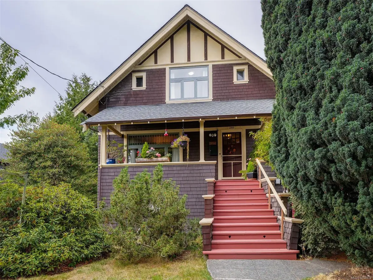 1956 Ashgrove St, Victoria BC V8R 4N7