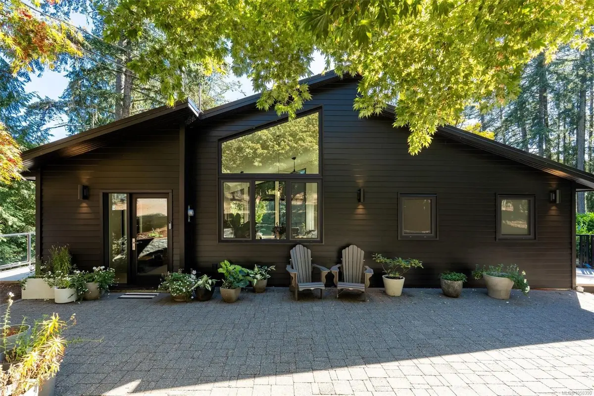 685 LOST LAKE Rd, Highlands BC V9B 6E3