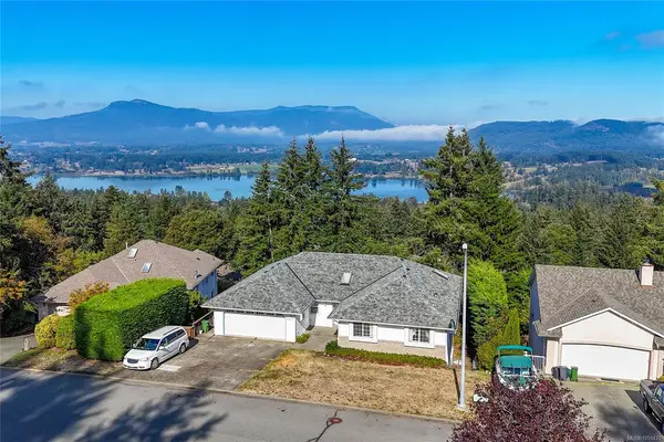 6033 Chippewa Rd, Duncan BC V9L 5P5 - 5 bed, 3 bath in Duncan