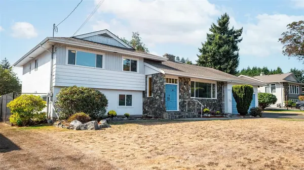 1857 Hillcrest Ave, Saanich BC V8N 2R7 - 6 bed, 4 bath property for sale in Saanich