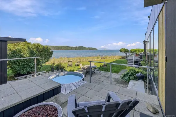5425 Deep Bay Dr, Bowser BC V0R 1G0 - 1 bed, 2.0 bath in Bowser