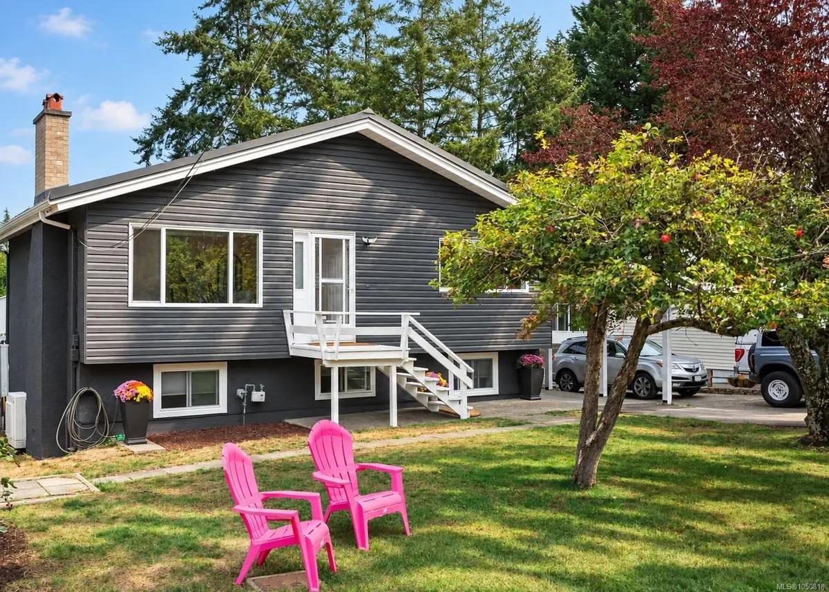 558 Kenneth St, Saanich BC V8Z 2B7
