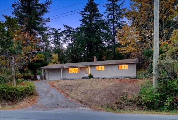 4439 Blenkinsop Rd, Saanich BC V8X 2C3 - 6 bed, 3 bath property for sale in Saanich